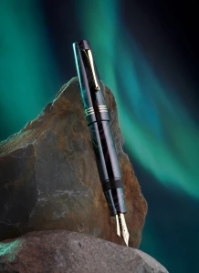 MAIORA PIÓRO "EVEREST" GOLD TRIMS EBONITE