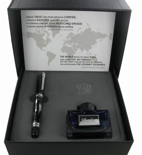 Duke World w opk tekturowym z atramentem.jpg